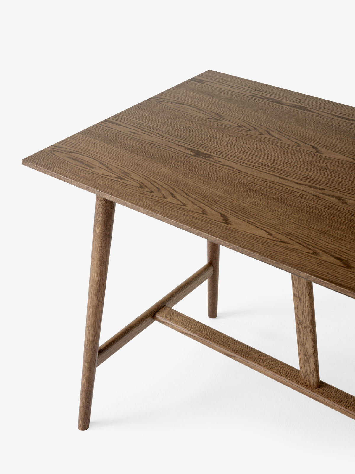 Table comptoir In Between SK26 de Sami Kallio - &amp;Tradition-Piètement chêne laqué-Placage de chêne-The Woods Gallery
