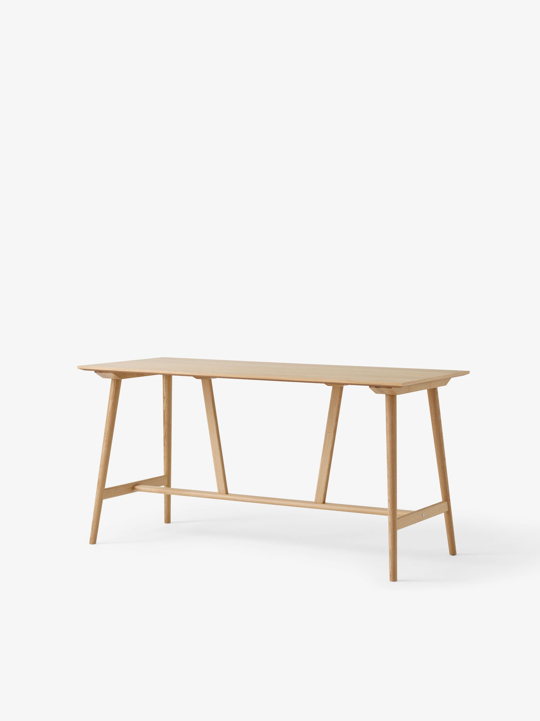 Table comptoir In Between SK26 de Sami Kallio - &amp;Tradition-Piètement chêne laqué-Placage de chêne-The Woods Gallery