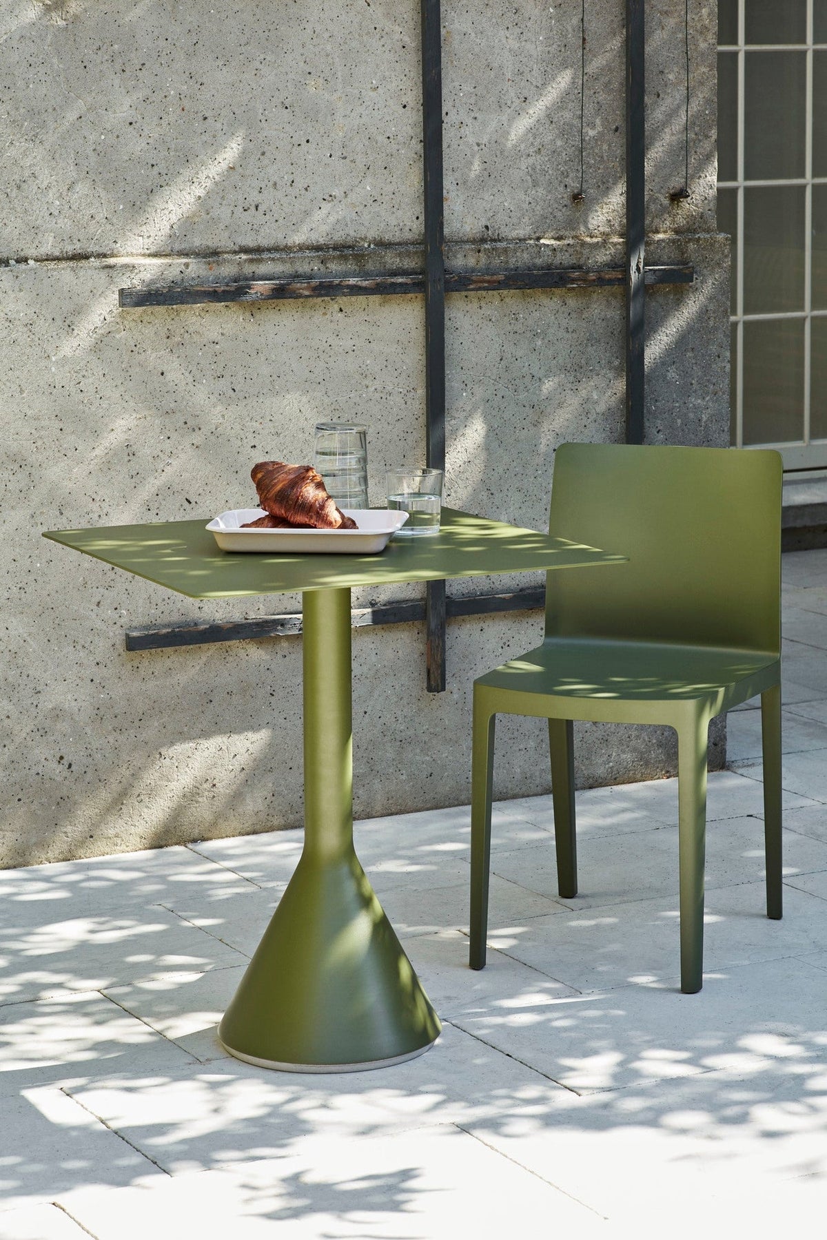 Table conique Palissade carrée Ø 65 - Hay-en situation-The Woods Gallery