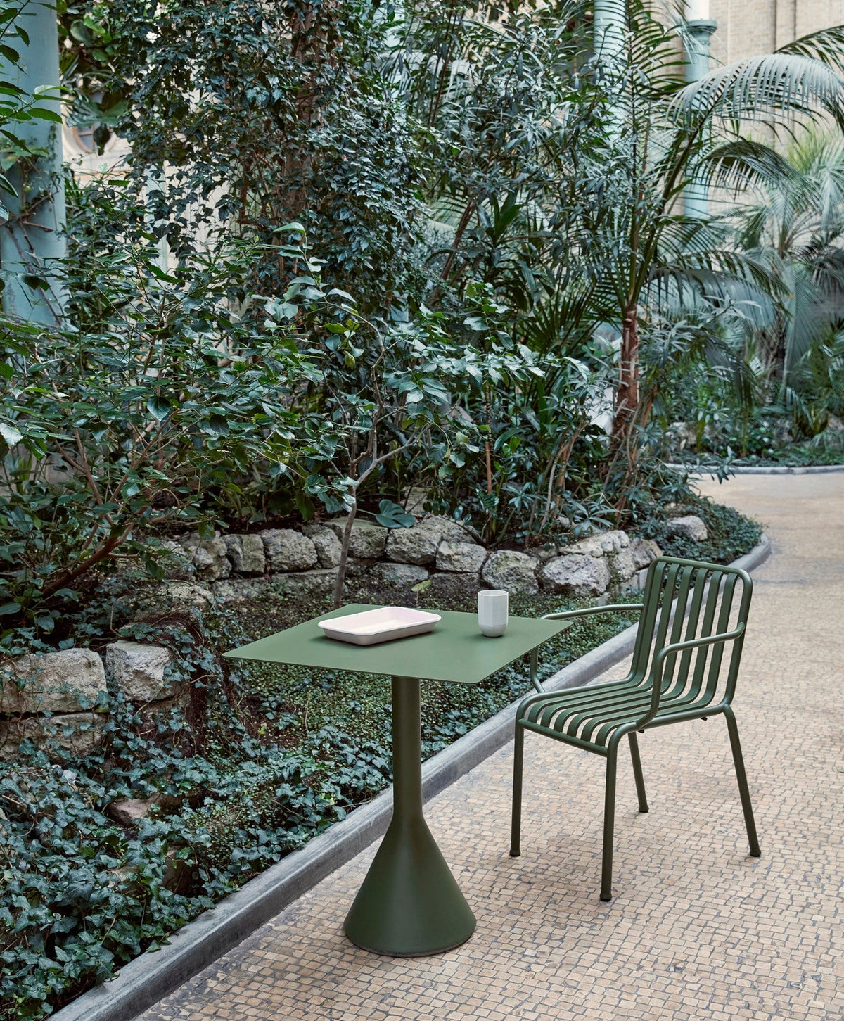 Table conique Palissade carrée Ø 65 - Hay-en situation 4-The Woods Gallery