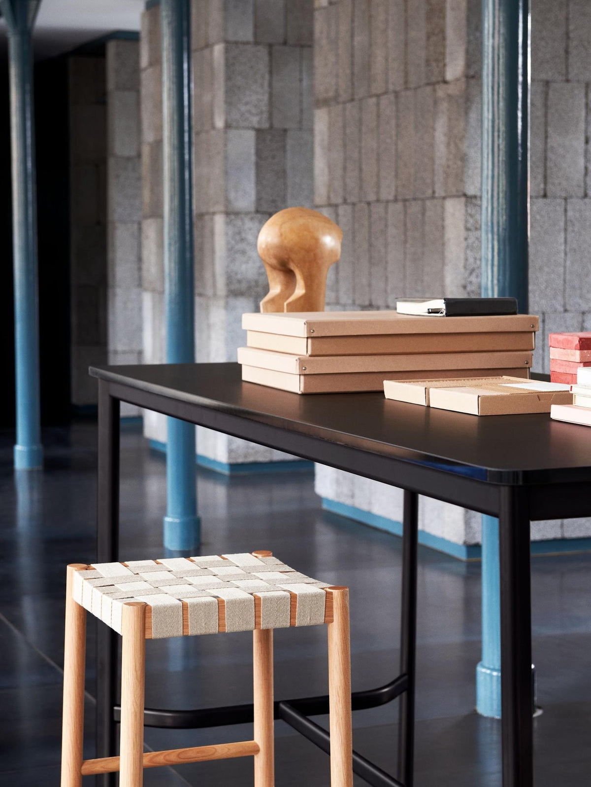 Table haute Drip HW64 de Hee Welling - &amp;Tradition-Noir-Linoléum Burgundy 4154-The Woods Gallery
