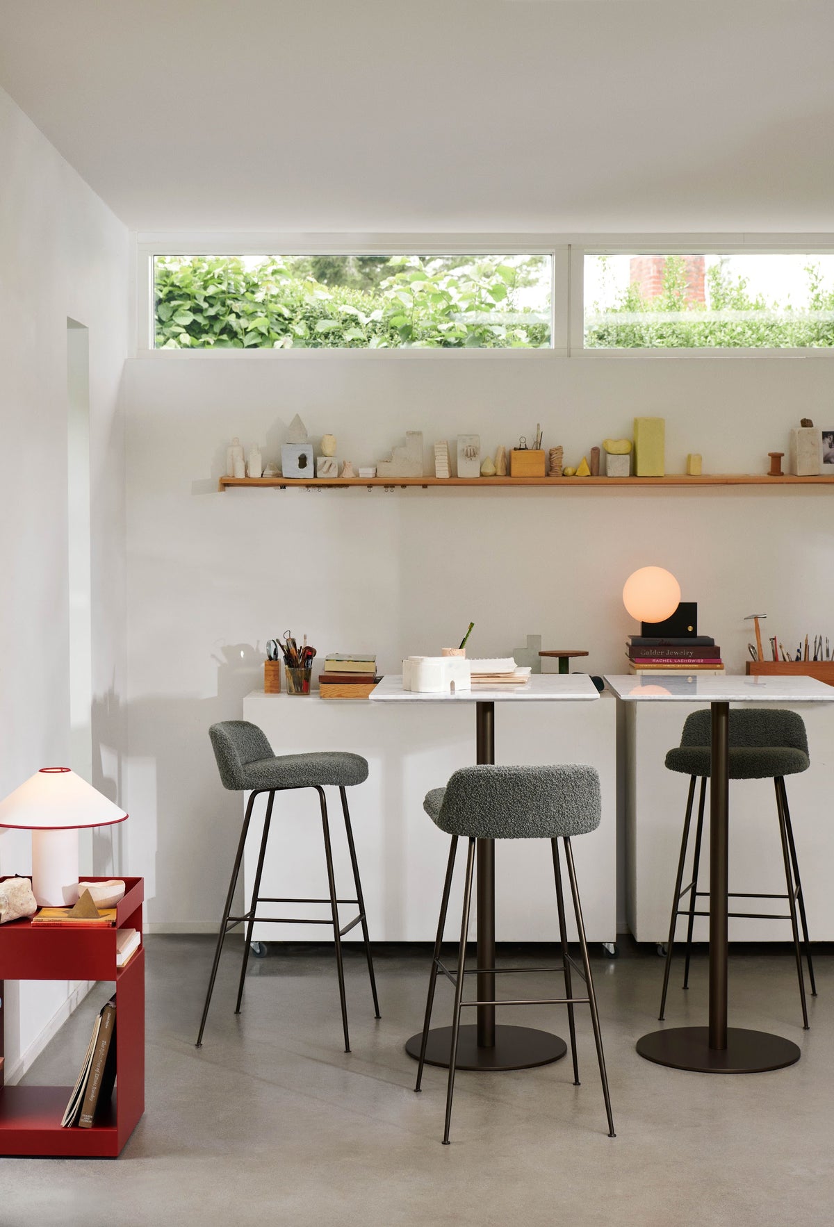 Table haute In Between SK21 de Sami Kallio - &amp;Tradition-Pied central noir mat-Linoléum Forbo-The Woods Gallery