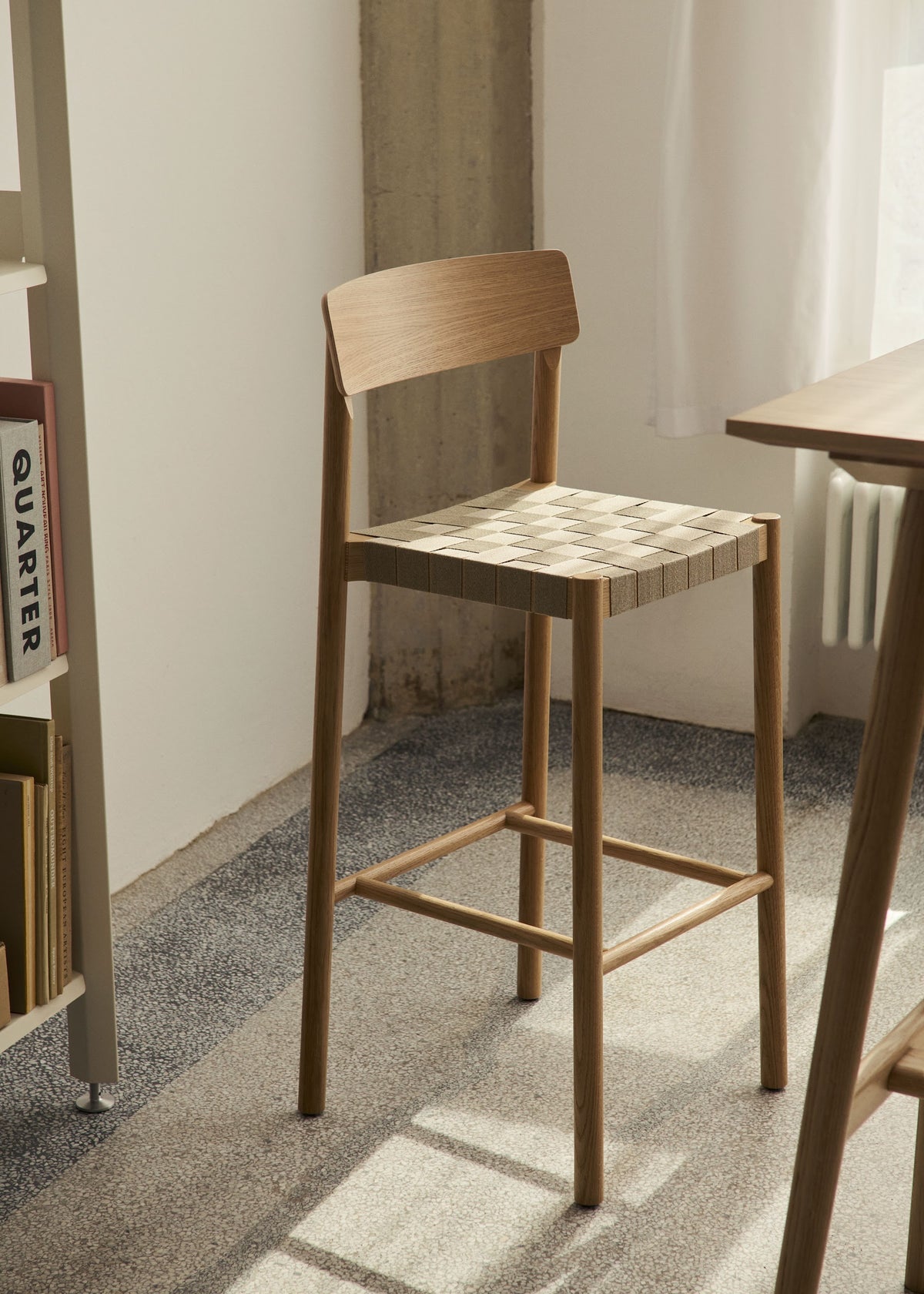 Table haute In Between SK27 de Sami Kallio - &amp;Tradition-Piètement chêne laqué-Placage de chêne-The Woods Gallery