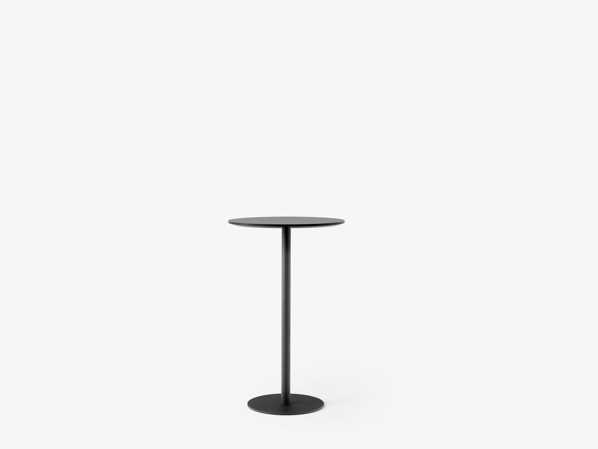 Table haute ronde In Between SK22 de Sami Kallio - &amp;Tradition-Pied central noir mat-Stratifié Fenix Nano-The Woods Gallery