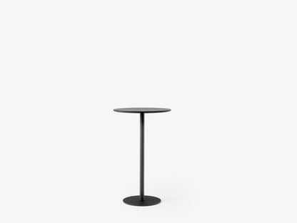 Table haute ronde In Between SK22 de Sami Kallio - &amp;Tradition-Pied central noir mat-Stratifié Fenix Nano-The Woods Gallery
