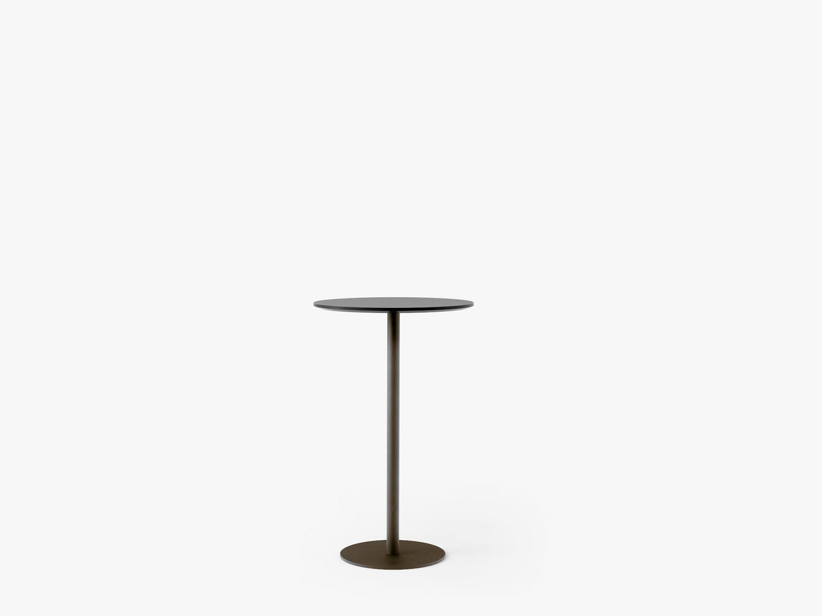 Table haute ronde In Between SK22 de Sami Kallio - &amp;Tradition-Pied central noir mat-Stratifié Fenix Nano-The Woods Gallery