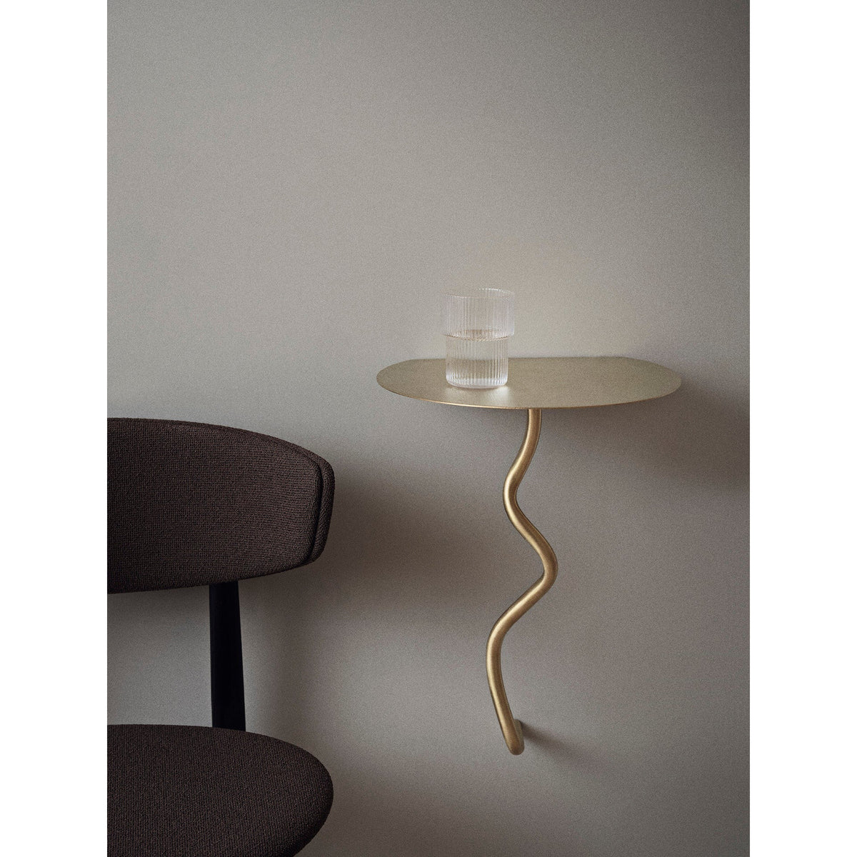 Table murale Curvature Ø 30 cm - Ferm Living-Laiton-The Woods Gallery