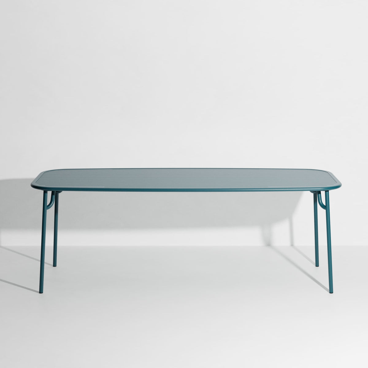 Table rectangulaire Large Week-End L 220 de Studio Brichet-Ziegler - Petite Friture-Bleu Océan-À lattes-The Woods Gallery