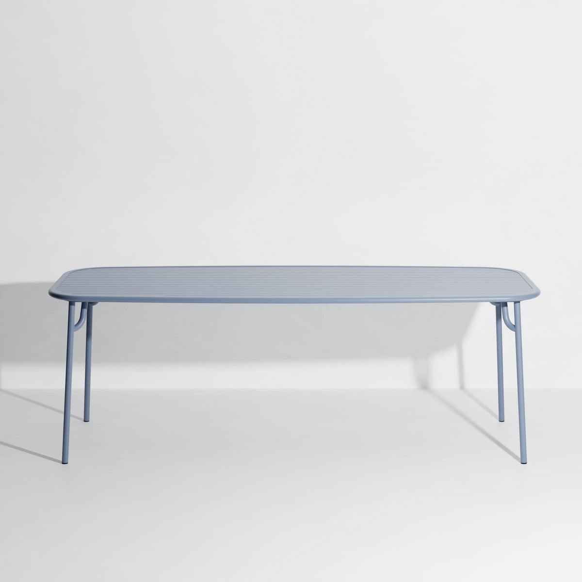 Table rectangulaire Large Week-End L 220 de Studio Brichet-Ziegler - Petite Friture-Bleu Pigeon-À lattes-The Woods Gallery