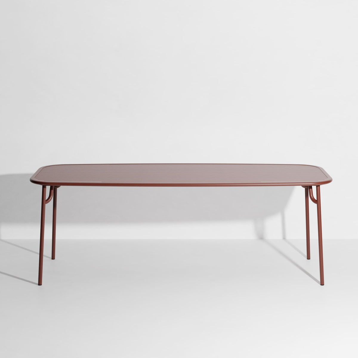 Table rectangulaire Large Week-End L 220 de Studio Brichet-Ziegler - Petite Friture-Rouge-Brun-À lattes-The Woods Gallery