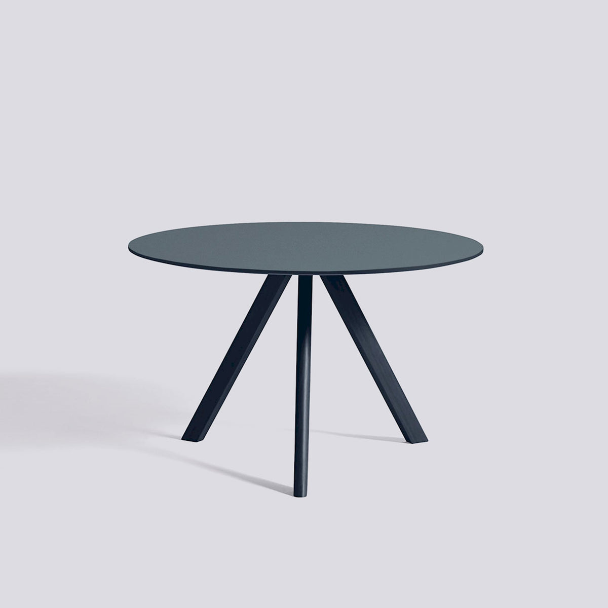 Table ronde CPH 20 de Ronan et Erwan Bouroullec - Hay-Ø 120 cm, Chêne massif laqué bleu profond, plateau linoléum bleu fumé-The Woods Gallery