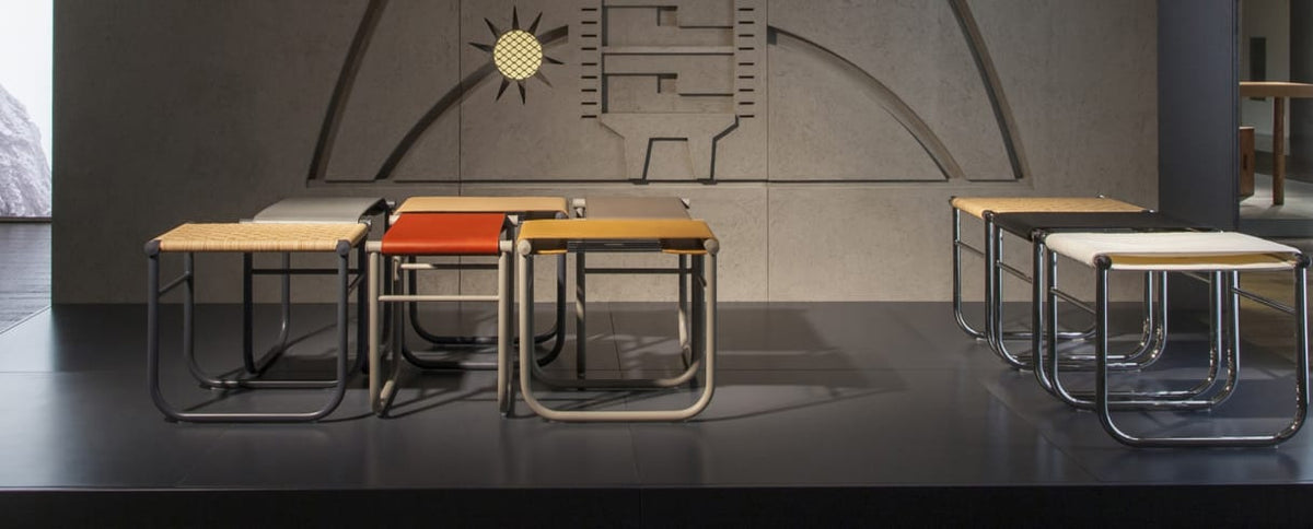 Tabouret "9" en cuir de Charlotte Perriand - Cassina-plusieurs tabourets alignés sur un podium-Cassina