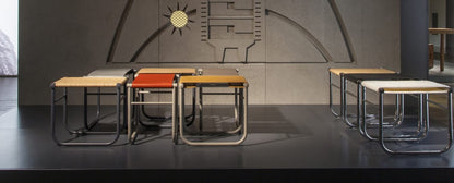 Tabouret "9" en cuir de Charlotte Perriand - Cassina-plusieurs tabourets alignés sur un podium-Cassina