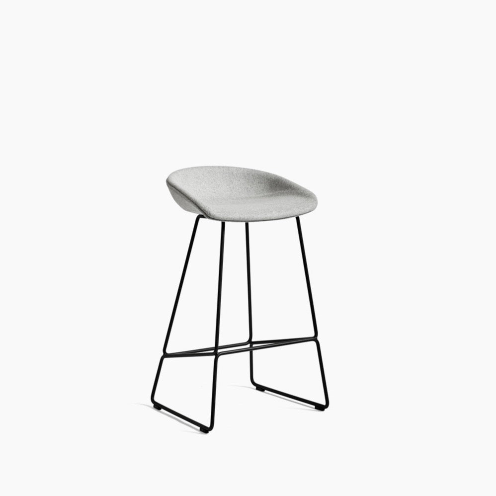 Tabouret About a stool AAS 39 par Hee Welling - Hay-Pieds noir-1-Beige-The Woods Gallery