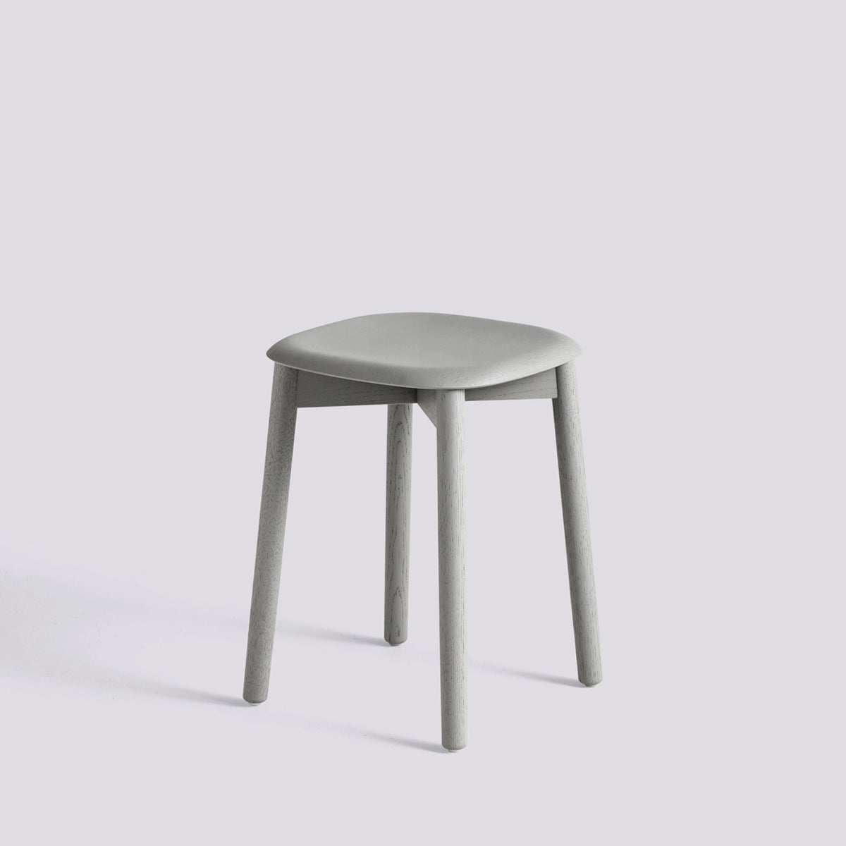 Tabouret Soft Edge 72 de Iskos-Berlin - Hay-Placage de chêne laqué Soft grey, assise — Chêne massif laqué Soft grey, piètement 4 pieds-The Woods Gallery