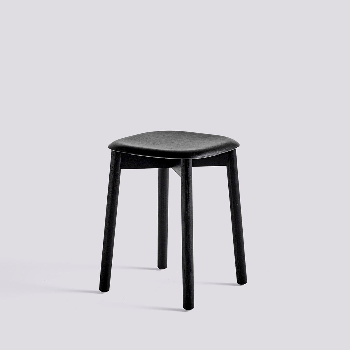 Tabouret Soft Edge 72 de Iskos-Berlin - Hay-Placage de chêne laqué noir, assise — Chêne massif laqué noir, piètement 4 pieds-The Woods Gallery