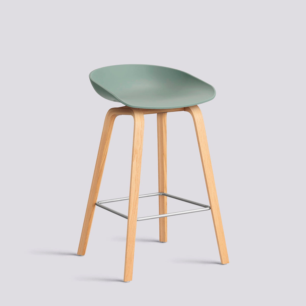 Tabouret de bar About A Stool AAS 32 de Hee Welling - Hay-Polypropylène recyclé Fall green, chêne laqué, piètement 4 pieds, repose-pieds inox, assise 65 cm-The Woods Gallery