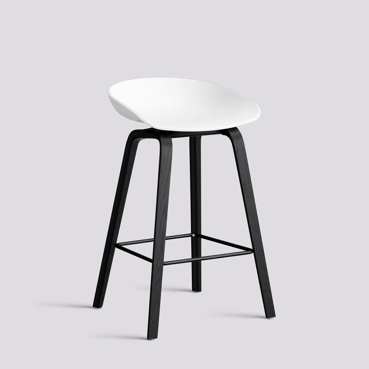 Tabouret de bar About A Stool AAS 32 de Hee Welling - Hay-Polypropylène recyclé blanc, chêne laqué noir, piètement 4 pieds, repose-pieds acier thermolaqué noir, assise 65 cm-The Woods Gallery