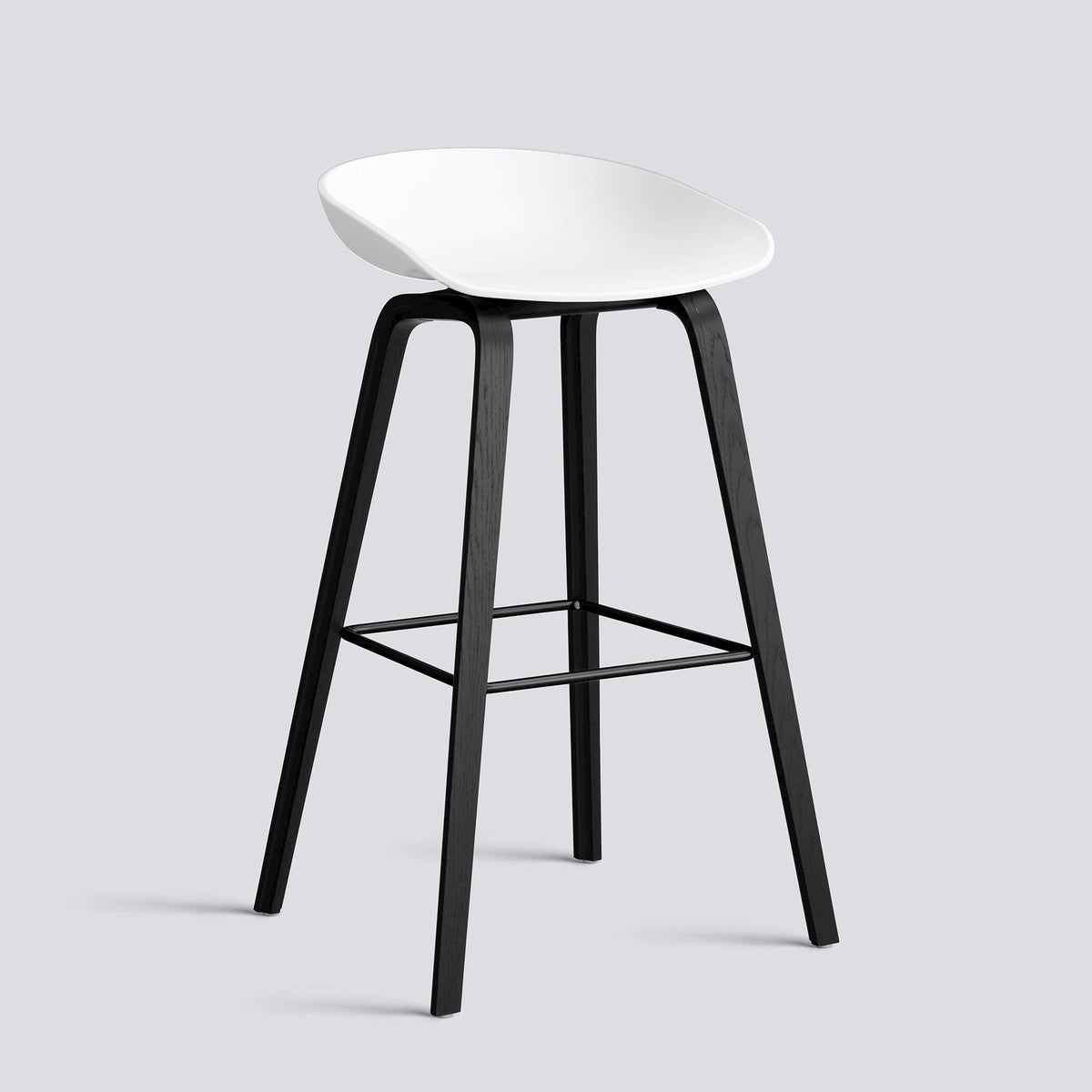 Tabouret de bar About A Stool AAS 32 de Hee Welling - Hay-Polypropylène recyclé blanc, chêne laqué noir, piètement 4 pieds, repose-pieds acier thermolaqué noir, assise 75 cm-The Woods Gallery