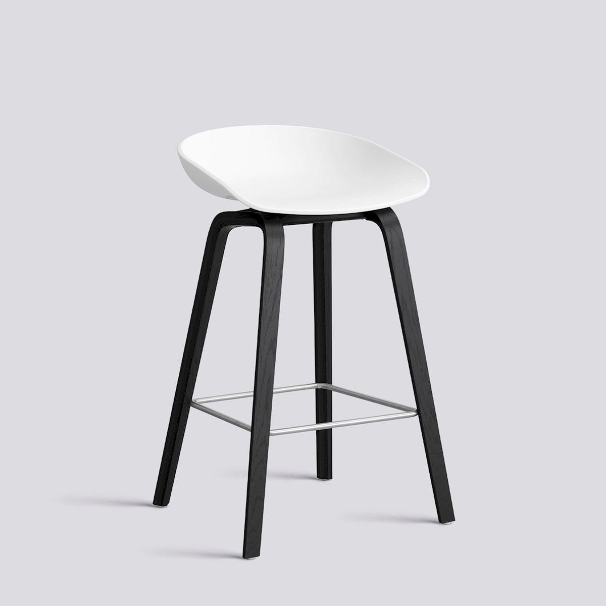 Tabouret de bar About A Stool AAS 32 de Hee Welling - Hay-Polypropylène recyclé blanc, chêne laqué noir, piètement 4 pieds, repose-pieds inox, assise 65 cm-The Woods Gallery