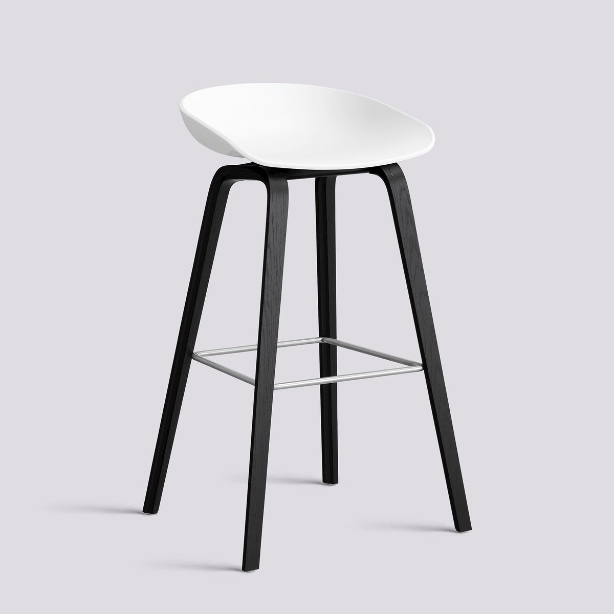 Tabouret de bar About A Stool AAS 32 de Hee Welling - Hay-Polypropylène recyclé blanc, chêne laqué noir, piètement 4 pieds, repose-pieds inox, assise 75 cm-The Woods Gallery