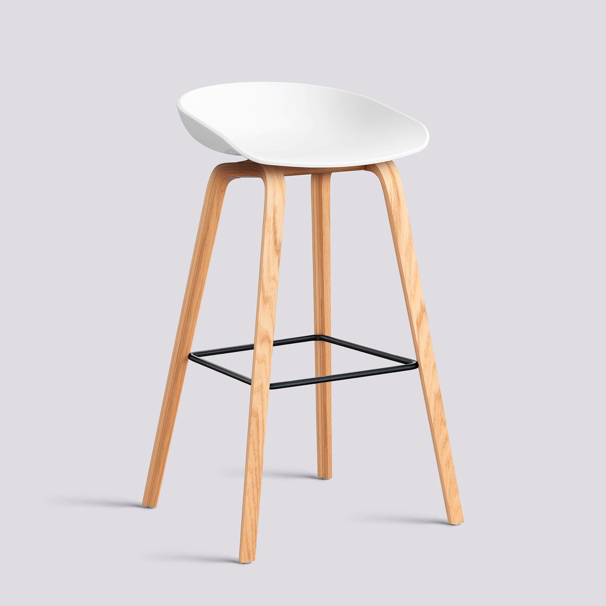 Tabouret de bar About A Stool AAS 32 de Hee Welling - Hay-Polypropylène recyclé blanc, chêne laqué, piètement 4 pieds, repose-pieds acier thermolaqué noir, assise 75 cm-The Woods Gallery