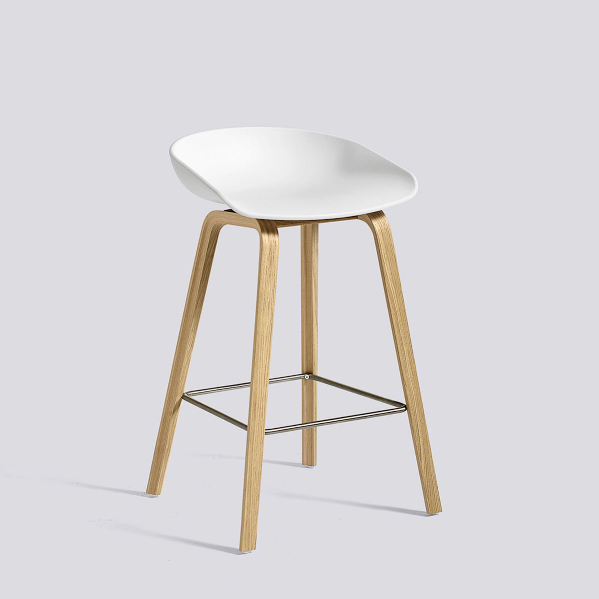 Tabouret de bar About A Stool AAS 32 de Hee Welling - Hay-Polypropylène recyclé blanc, chêne laqué, piètement 4 pieds, repose-pieds inox, assise 65 cm-The Woods Gallery