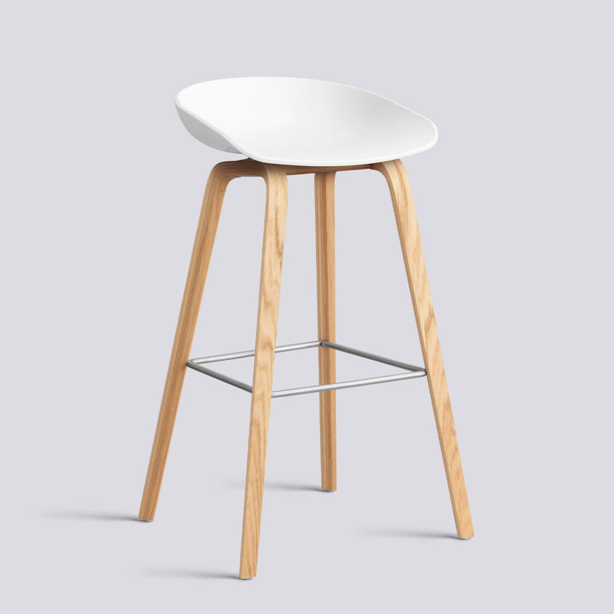 Tabouret de bar About A Stool AAS 32 de Hee Welling - Hay-Polypropylène recyclé blanc, chêne laqué, piètement 4 pieds, repose-pieds inox, assise 75 cm-The Woods Gallery