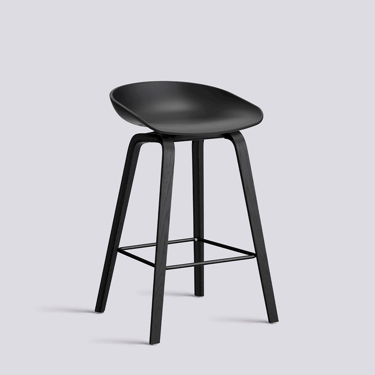 Tabouret de bar About A Stool AAS 32 de Hee Welling - Hay-Polypropylène recyclé noir, chêne laqué noir, piètement 4 pieds, repose-pieds acier thermolaqué noir, assise 65 cm-The Woods Gallery