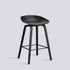 Tabouret de bar About A Stool AAS 32 de Hee Welling - Hay-Polypropylène recyclé noir, chêne laqué noir, piètement 4 pieds, repose-pieds acier thermolaqué noir, assise 65 cm-The Woods Gallery