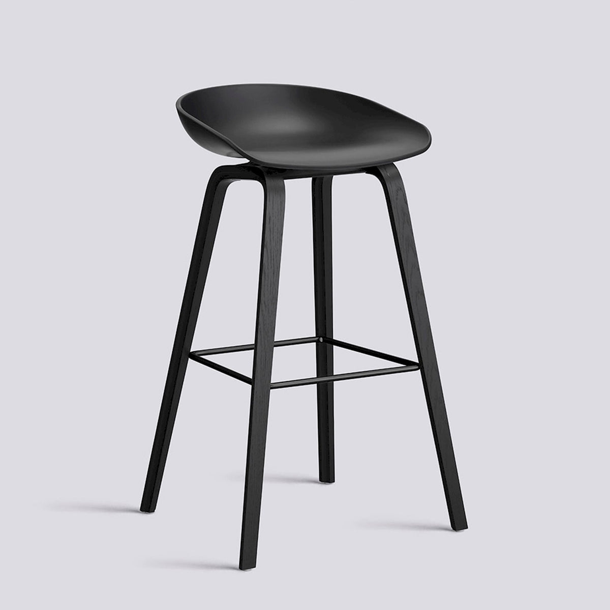 Tabouret de bar About A Stool AAS 32 de Hee Welling - Hay-Polypropylène recyclé noir, chêne laqué noir, piètement 4 pieds, repose-pieds acier thermolaqué noir, assise 75 cm-The Woods Gallery