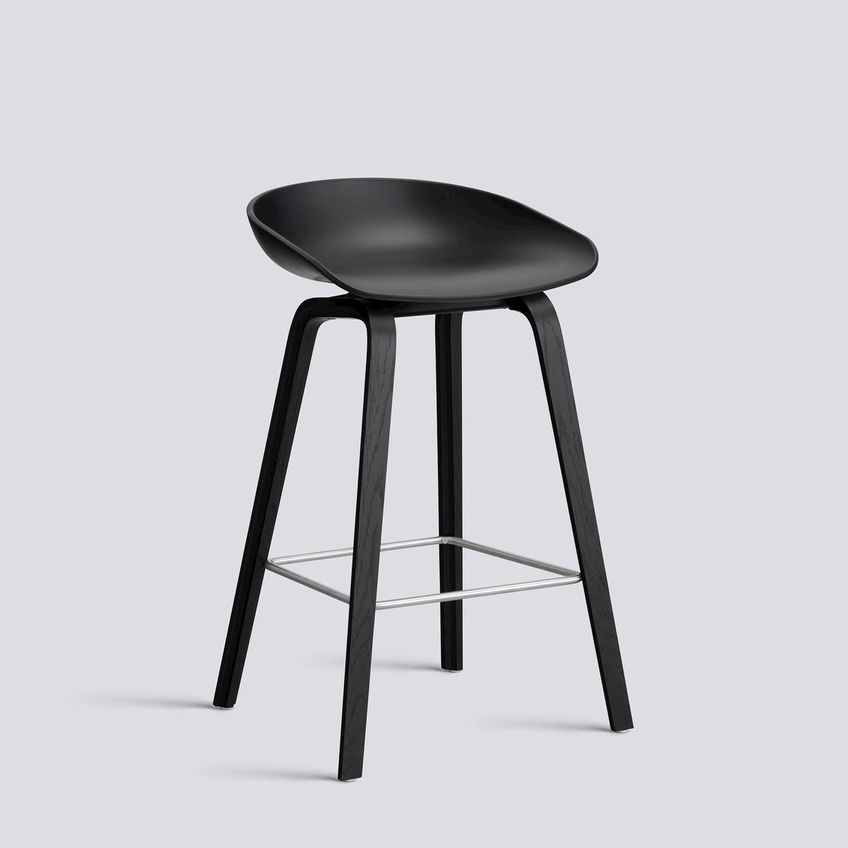 Tabouret de bar About A Stool AAS 32 de Hee Welling - Hay-Polypropylène recyclé noir, chêne laqué noir, piètement 4 pieds, repose-pieds inox, assise 65 cm-The Woods Gallery