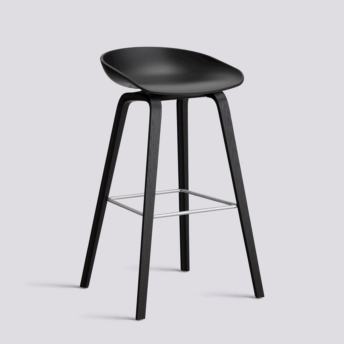 Tabouret de bar About A Stool AAS 32 de Hee Welling - Hay-Polypropylène recyclé noir, chêne laqué noir, piètement 4 pieds, repose-pieds inox, assise 75 cm-The Woods Gallery