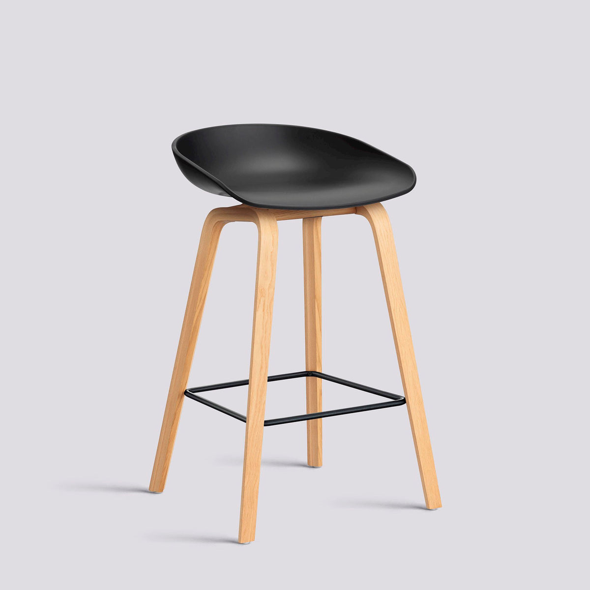 Tabouret de bar About A Stool AAS 32 de Hee Welling - Hay-Polypropylène recyclé noir, chêne laqué, piètement 4 pieds, repose-pieds acier thermolaqué noir, assise 65 cm-The Woods Gallery