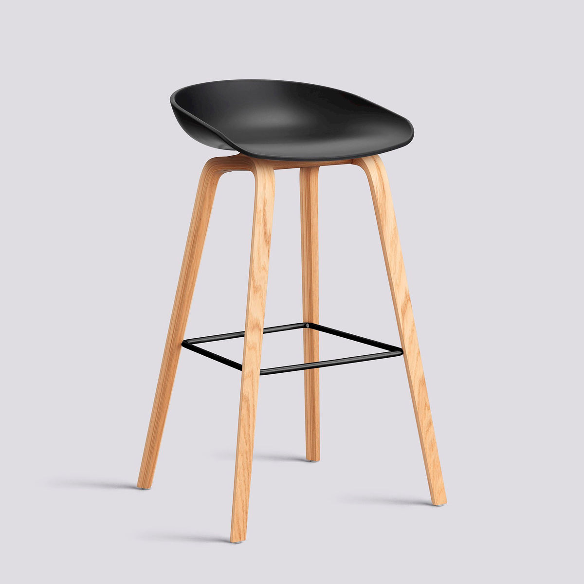 Tabouret de bar About A Stool AAS 32 de Hee Welling - Hay-Polypropylène recyclé noir, chêne laqué, piètement 4 pieds, repose-pieds acier thermolaqué noir, assise 75 cm-The Woods Gallery