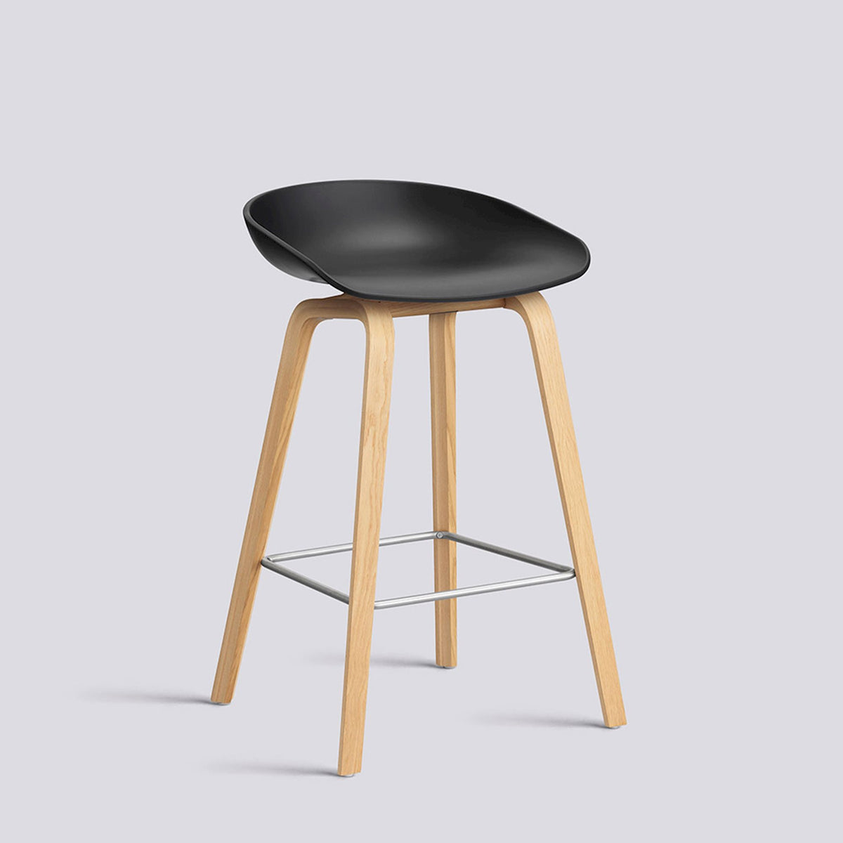 Tabouret de bar About A Stool AAS 32 de Hee Welling - Hay-Polypropylène recyclé noir, chêne laqué, piètement 4 pieds, repose-pieds inox, assise 65 cm-The Woods Gallery