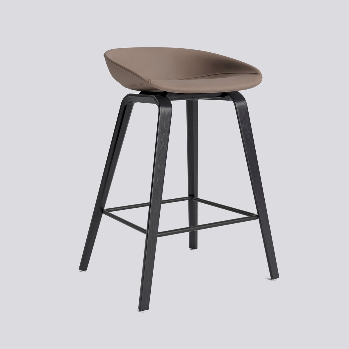 Tabouret de bar About A Stool AAS 33 de Hee Welling - Hay-Garnissage intégral Sense Nougat, chêne laqué noir, piètement 4 pieds, repose-pieds acier thermolaqué noir, assise 65 cm-The Woods Gallery