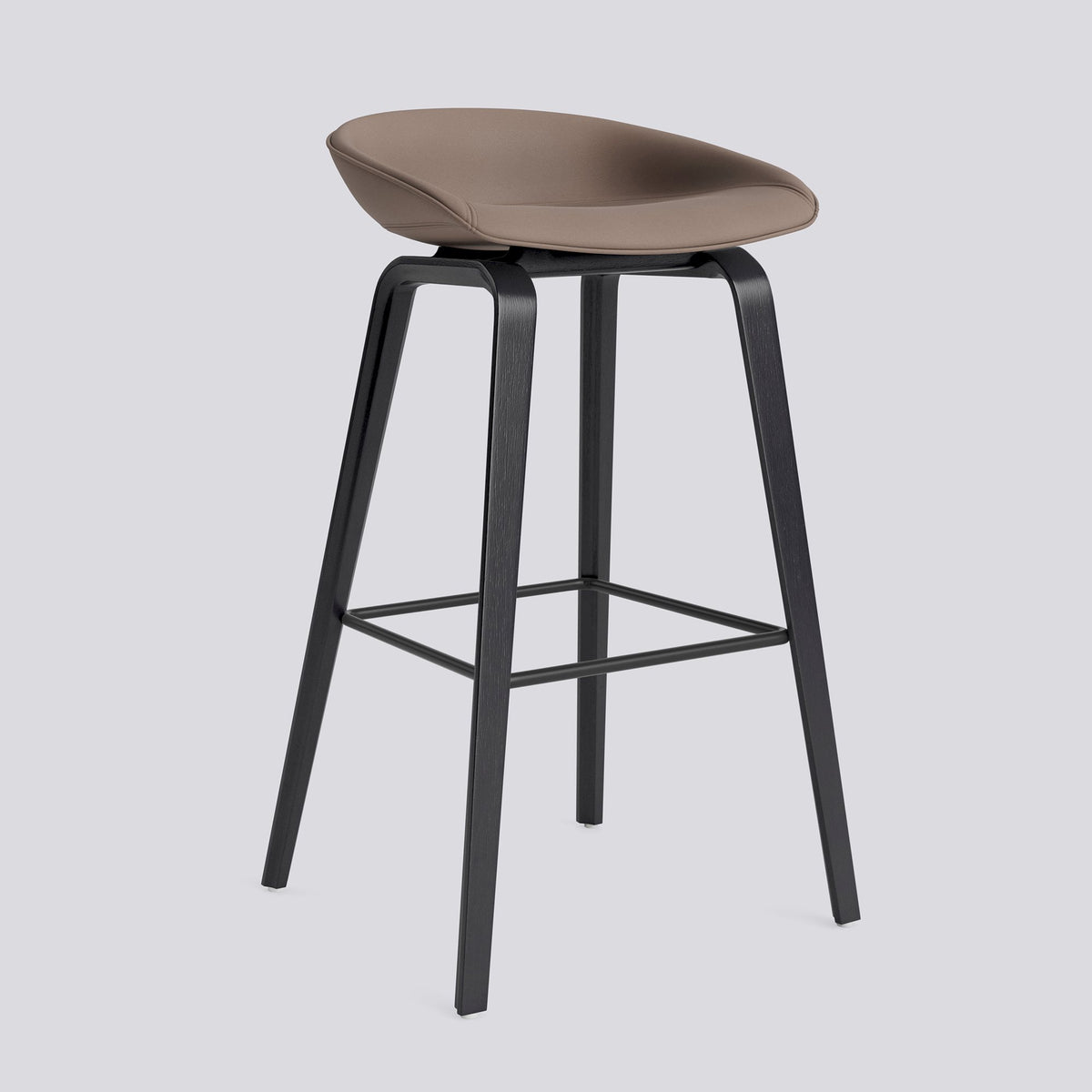 Tabouret de bar About A Stool AAS 33 de Hee Welling - Hay-Garnissage intégral Sense Nougat, chêne laqué noir, piètement 4 pieds, repose-pieds acier thermolaqué noir, assise 75 cm-The Woods Gallery