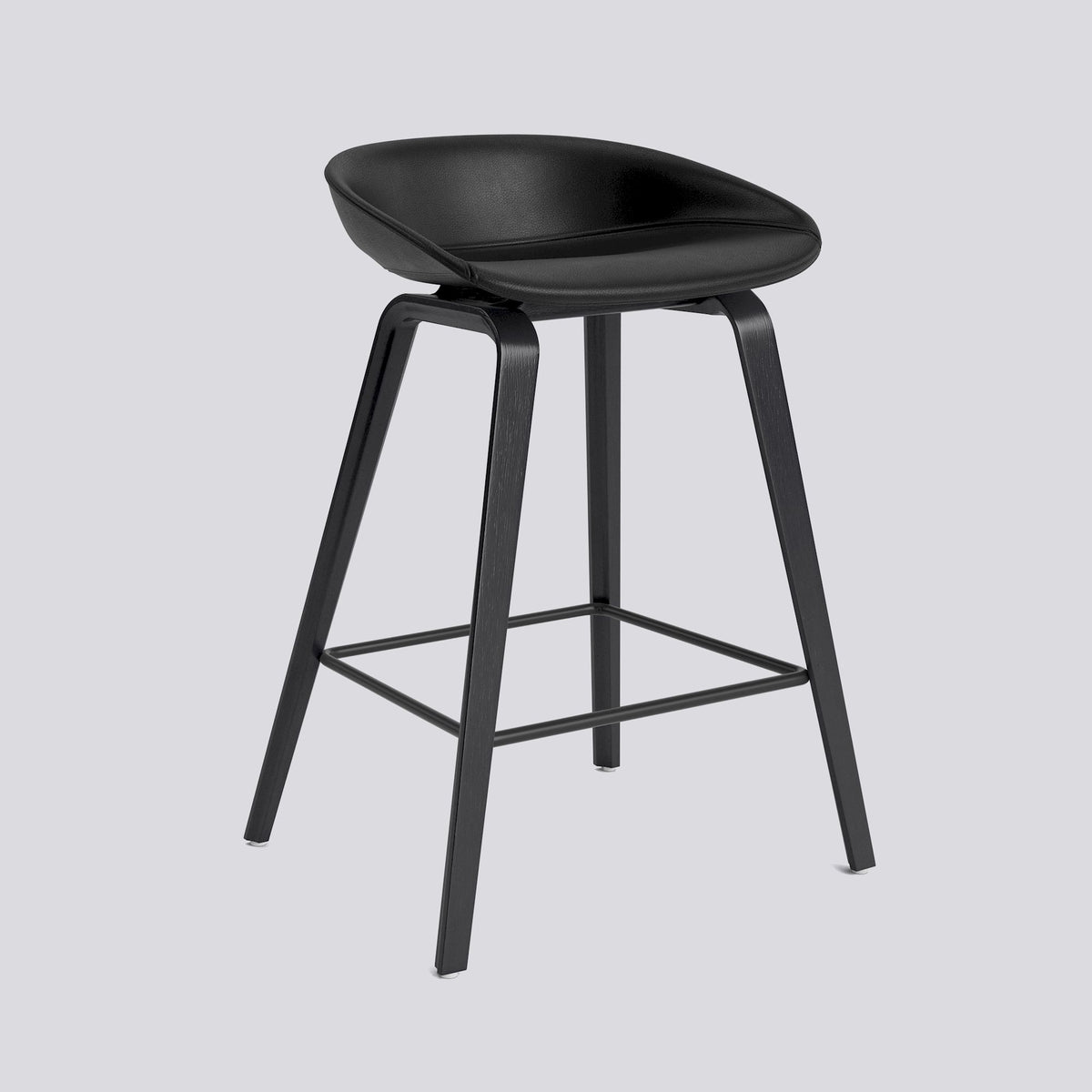 Tabouret de bar About A Stool AAS 33 de Hee Welling - Hay-Garnissage intégral Sierra SI1001, chêne laqué noir, piètement 4 pieds, repose-pieds acier thermolaqué noir, assise 65 cm-The Woods Gallery