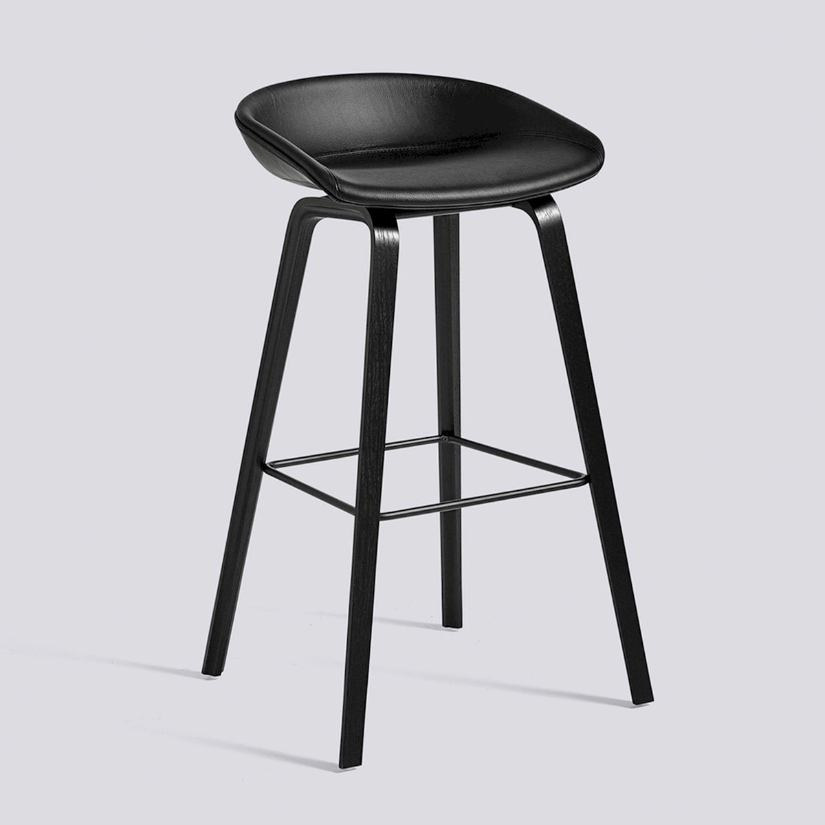 Tabouret de bar About A Stool AAS 33 de Hee Welling - Hay-Garnissage intégral Sierra SI1001, chêne laqué noir, piètement 4 pieds, repose-pieds acier thermolaqué noir, assise 75 cm-The Woods Gallery