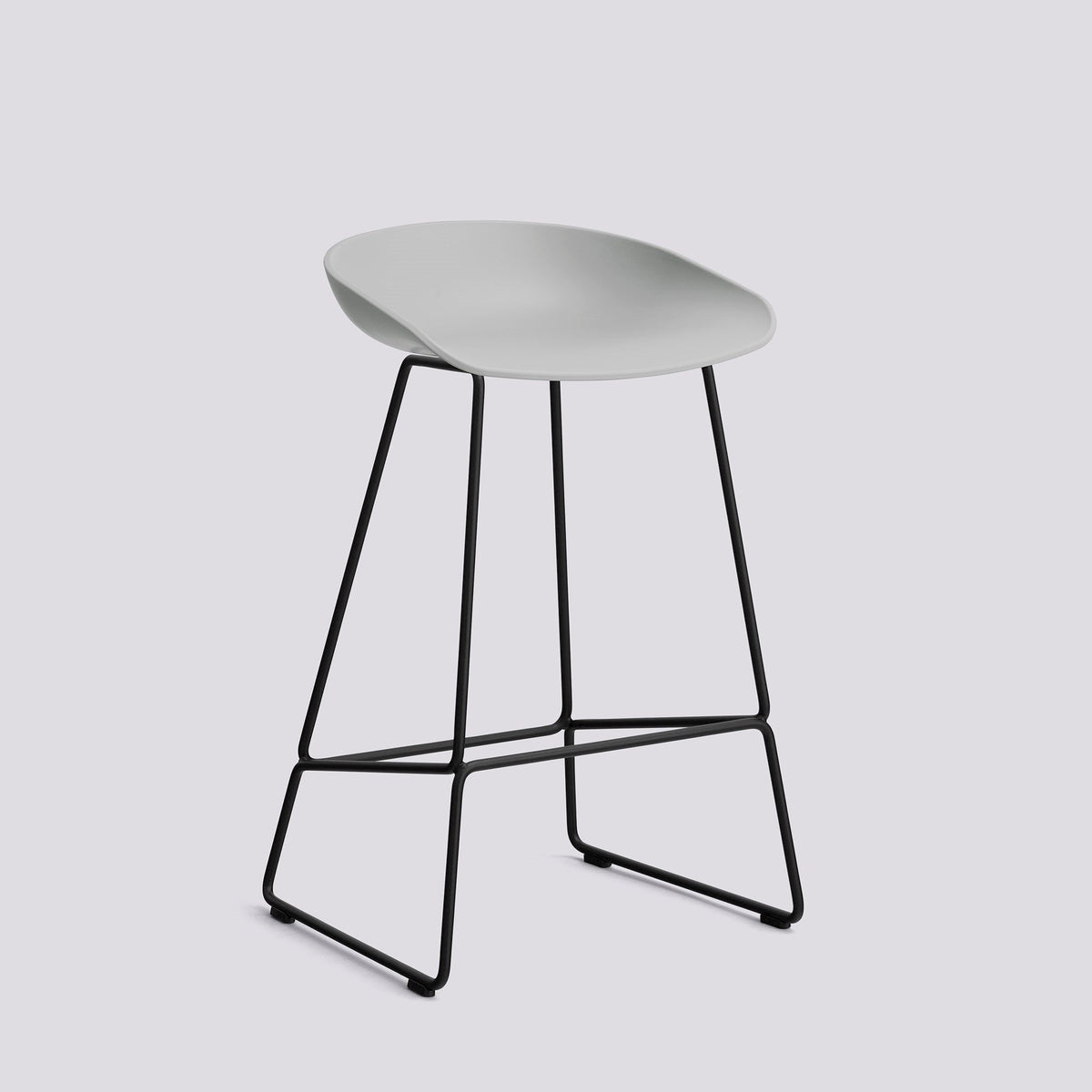 Tabouret de bar About A Stool AAS 38 de Hee Welling - Hay-Polypropylène recyclé Concrete grey, acier thermolaqué noir, piètement luge, assise 65 cm-The Woods Gallery