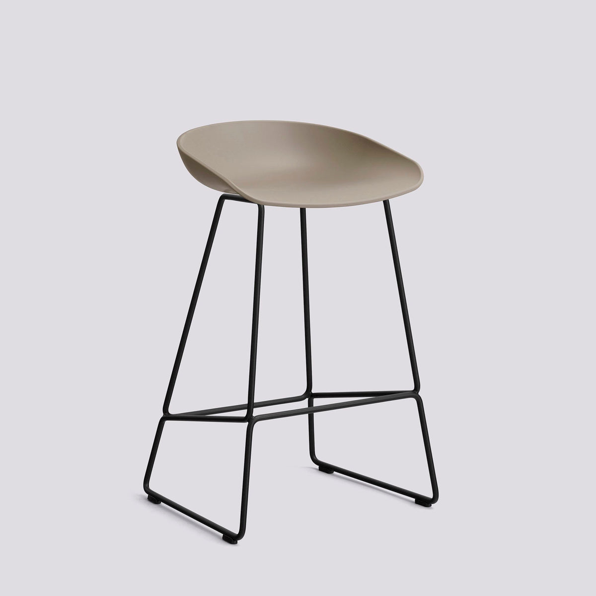 Tabouret de bar About A Stool AAS 38 de Hee Welling - Hay-Polypropylène recyclé Khaki, acier thermolaqué noir, piètement luge, assise 65 cm-The Woods Gallery