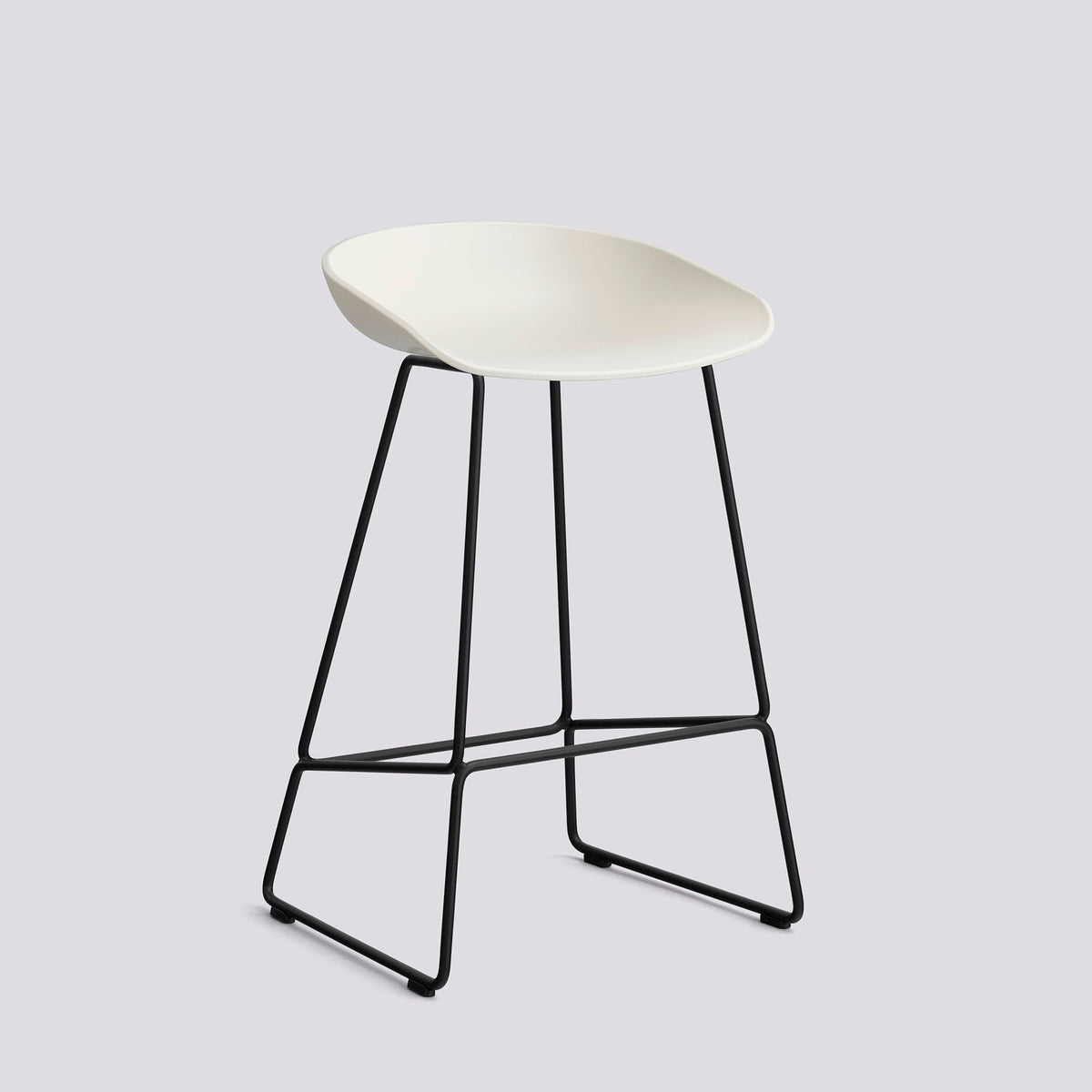 Tabouret de bar About A Stool AAS 38 de Hee Welling - Hay-Polypropylène recyclé Melange cream, acier thermolaqué noir, piètement luge, assise 65 cm-The Woods Gallery