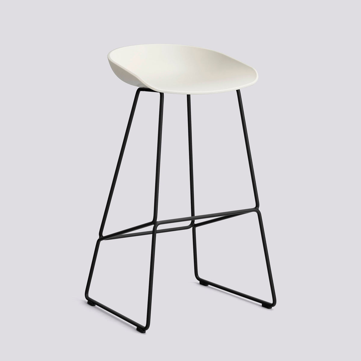 Tabouret de bar About A Stool AAS 38 de Hee Welling - Hay-Polypropylène recyclé Melange cream, acier thermolaqué noir, piètement luge, assise 75 cm-The Woods Gallery