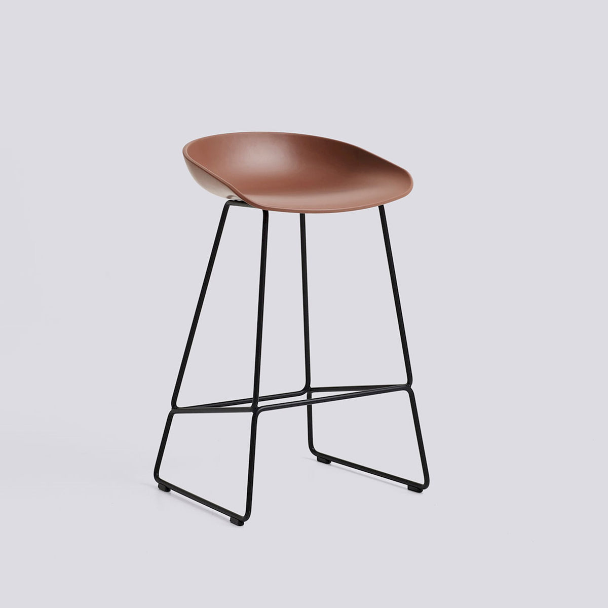 Tabouret de bar About A Stool AAS 38 de Hee Welling - Hay-Polypropylène recyclé Soft brick, acier thermolaqué noir, piètement luge, assise 65 cm-The Woods Gallery