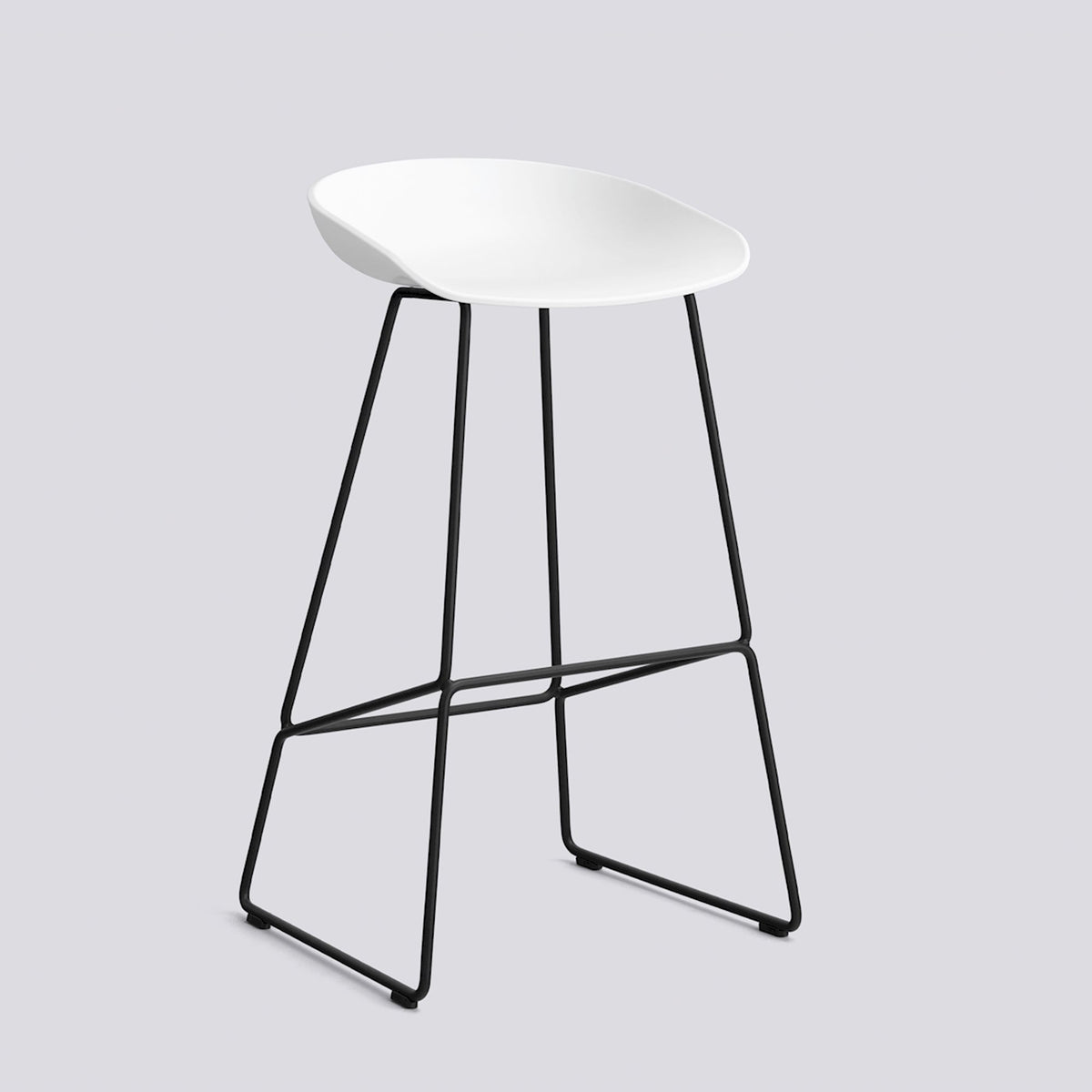 Tabouret de bar About A Stool AAS 38 de Hee Welling - Hay-Polypropylène recyclé blanc, acier thermolaqué noir, piètement luge, assise 75 cm-The Woods Gallery