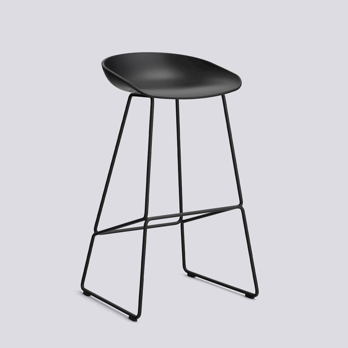 Tabouret de bar About A Stool AAS 38 de Hee Welling - Hay-Polypropylène recyclé noir, acier thermolaqué noir, piètement luge, assise 75 cm-The Woods Gallery