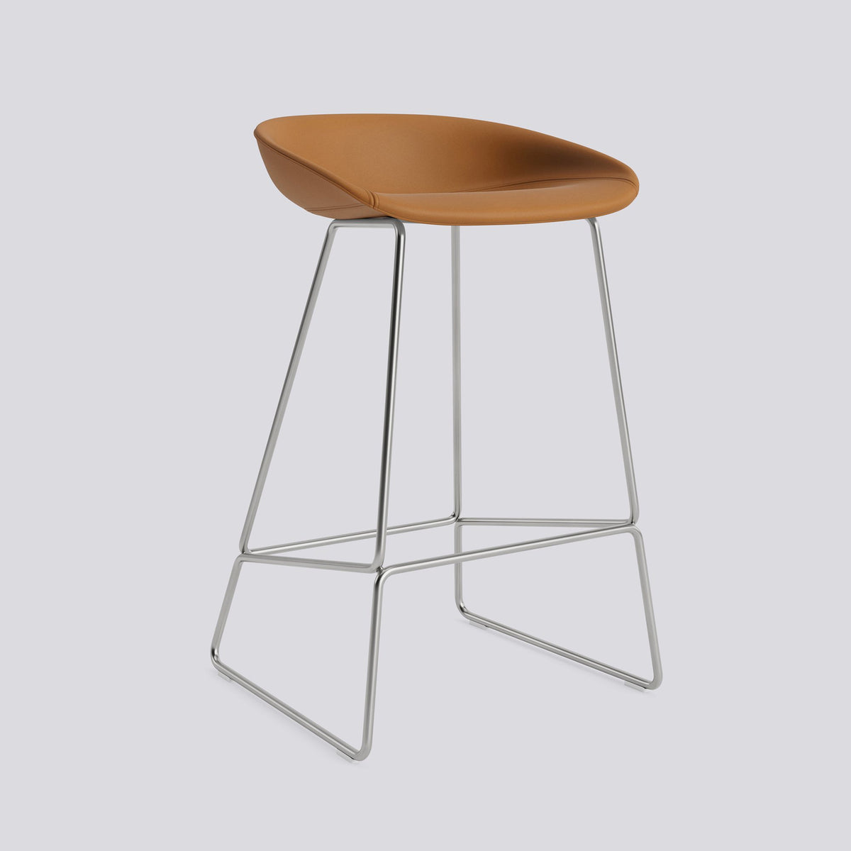 Tabouret de bar About A Stool AAS 39 de Hee Welling - Hay-Garnissage intégral Sense Cognac, acier inoxydable, piètement luge, assise 65 cm-The Woods Gallery
