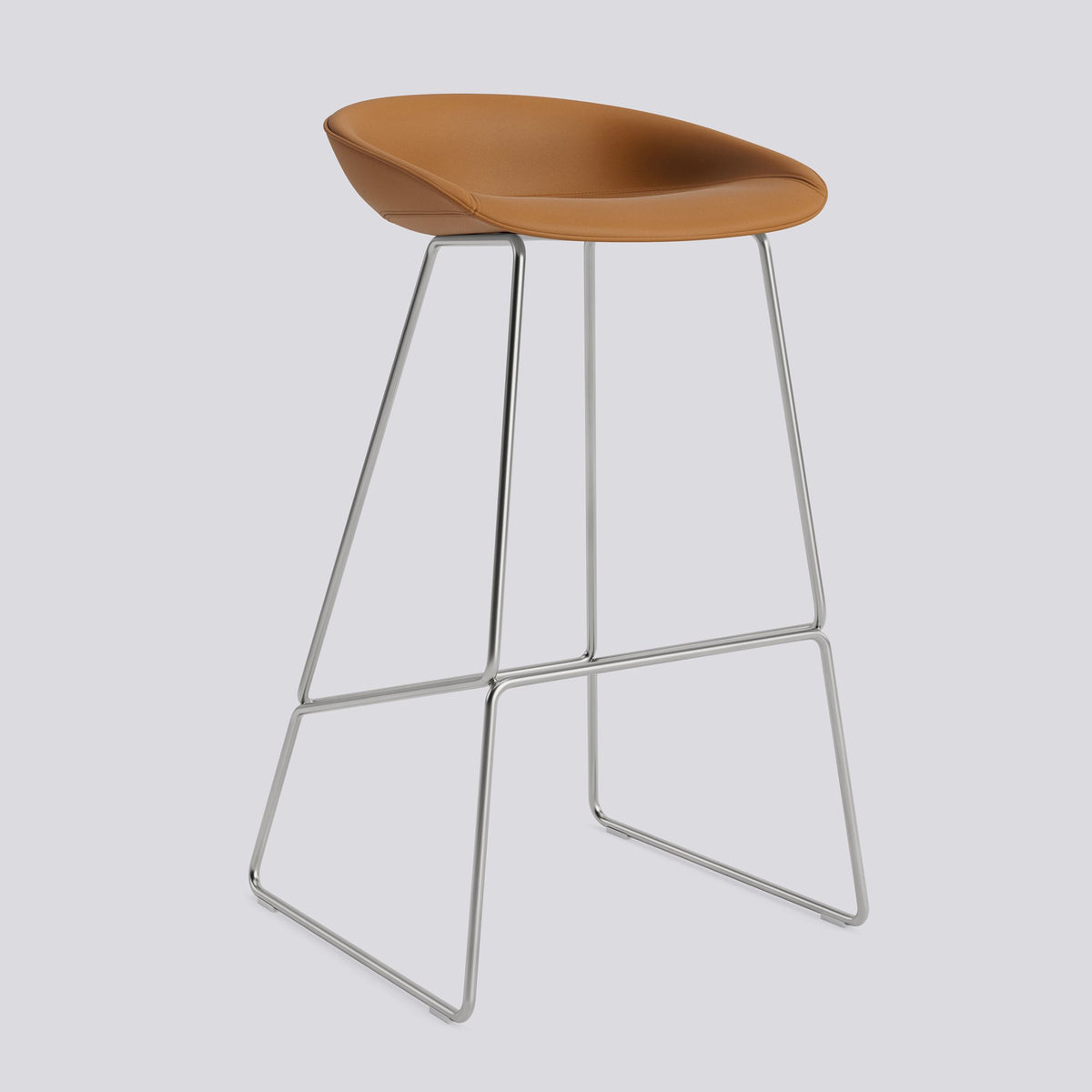 Tabouret de bar About A Stool AAS 39 de Hee Welling - Hay-Garnissage intégral Sense Cognac, acier inoxydable, piètement luge, assise 75 cm-The Woods Gallery