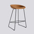 Tabouret de bar About A Stool AAS 39 de Hee Welling - Hay-Garnissage intégral Sense Cognac, acier thermolaqué noir, piètement luge, assise 65 cm-The Woods Gallery